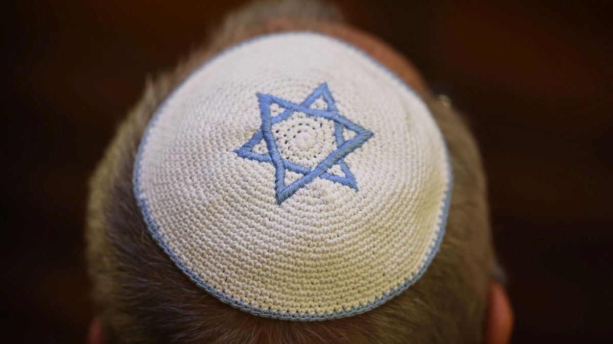 En France, une jeune fille a arraché une kippa de la tête d’un homme et a crié des slogans antisémites.  Il a eu cinq mois